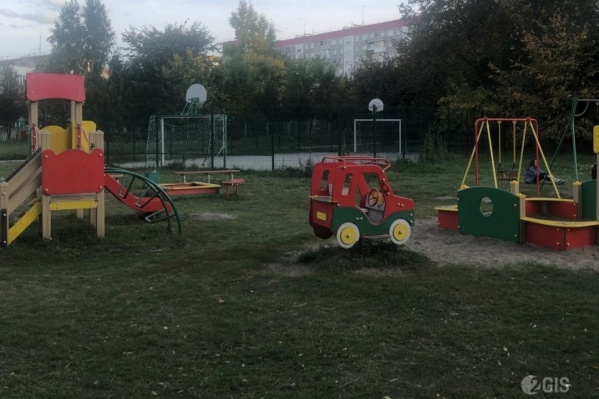Пенсионера нашли повешенным на детской площадке перед его домом Пенсионера нашли повешенным на детской площадке перед его домом