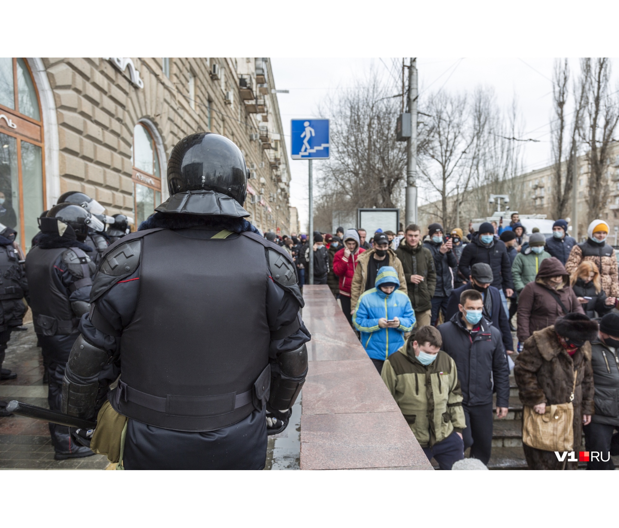Сотни волгоградцев прошли от сквера Симбирцева до областной администрации Сотни волгоградцев прошли от сквера Симбирцева до областной администрации 
