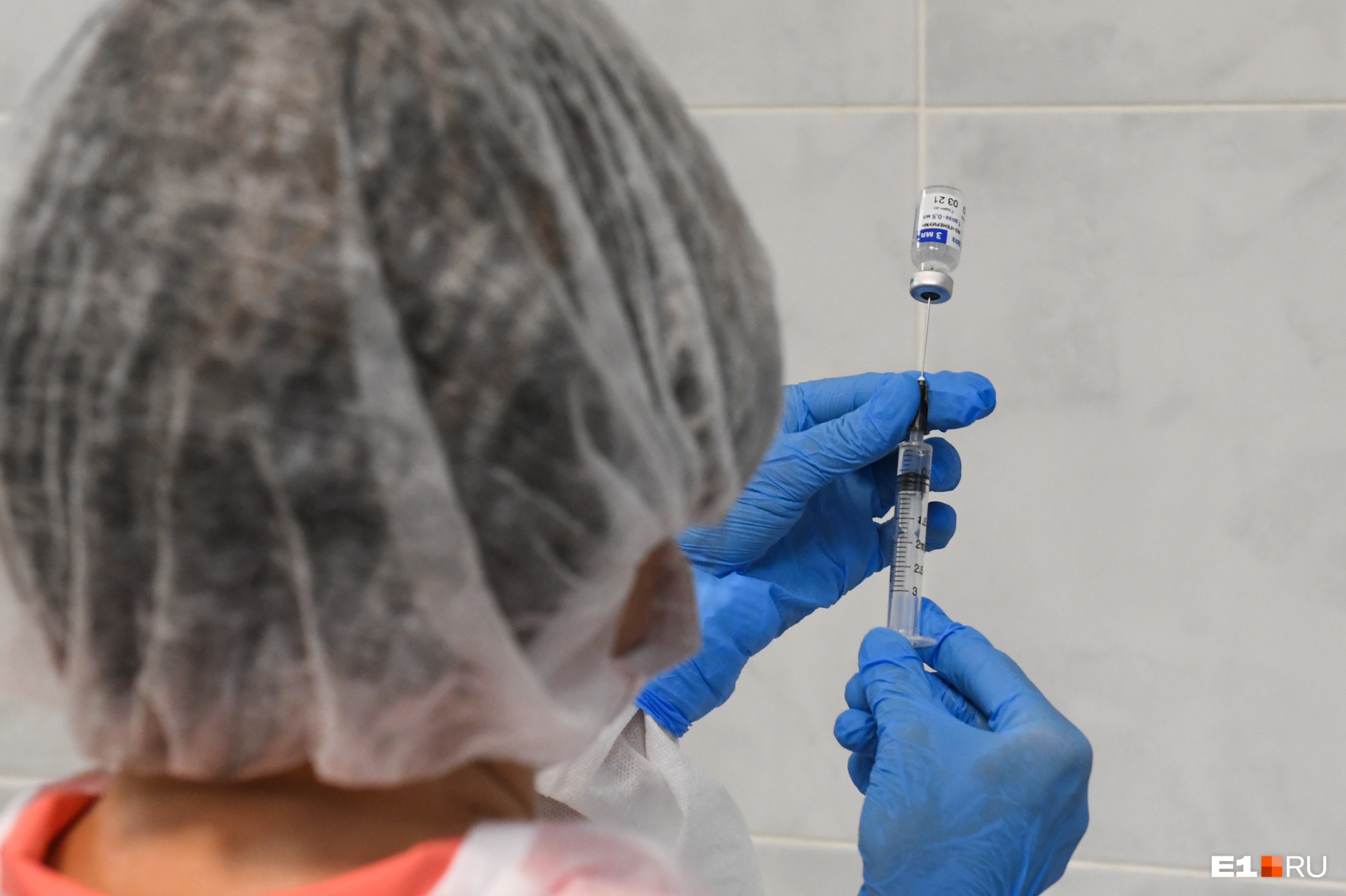 «Прочь свои поганые руки от наших детей!» Екатеринбуржцы — о вакцинации школьников от COVID