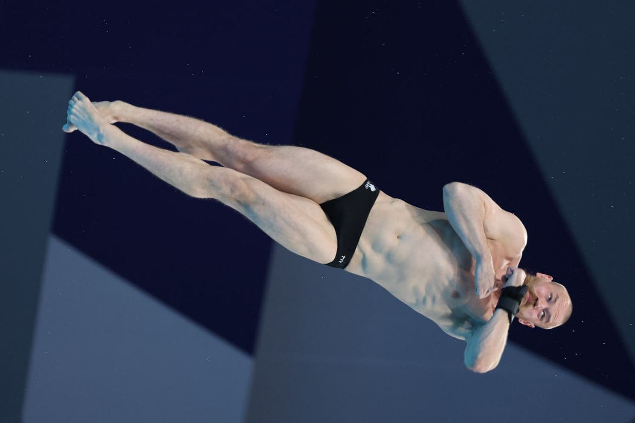 Евгений Кузнецов в финале прыжков с трамплина в воду
