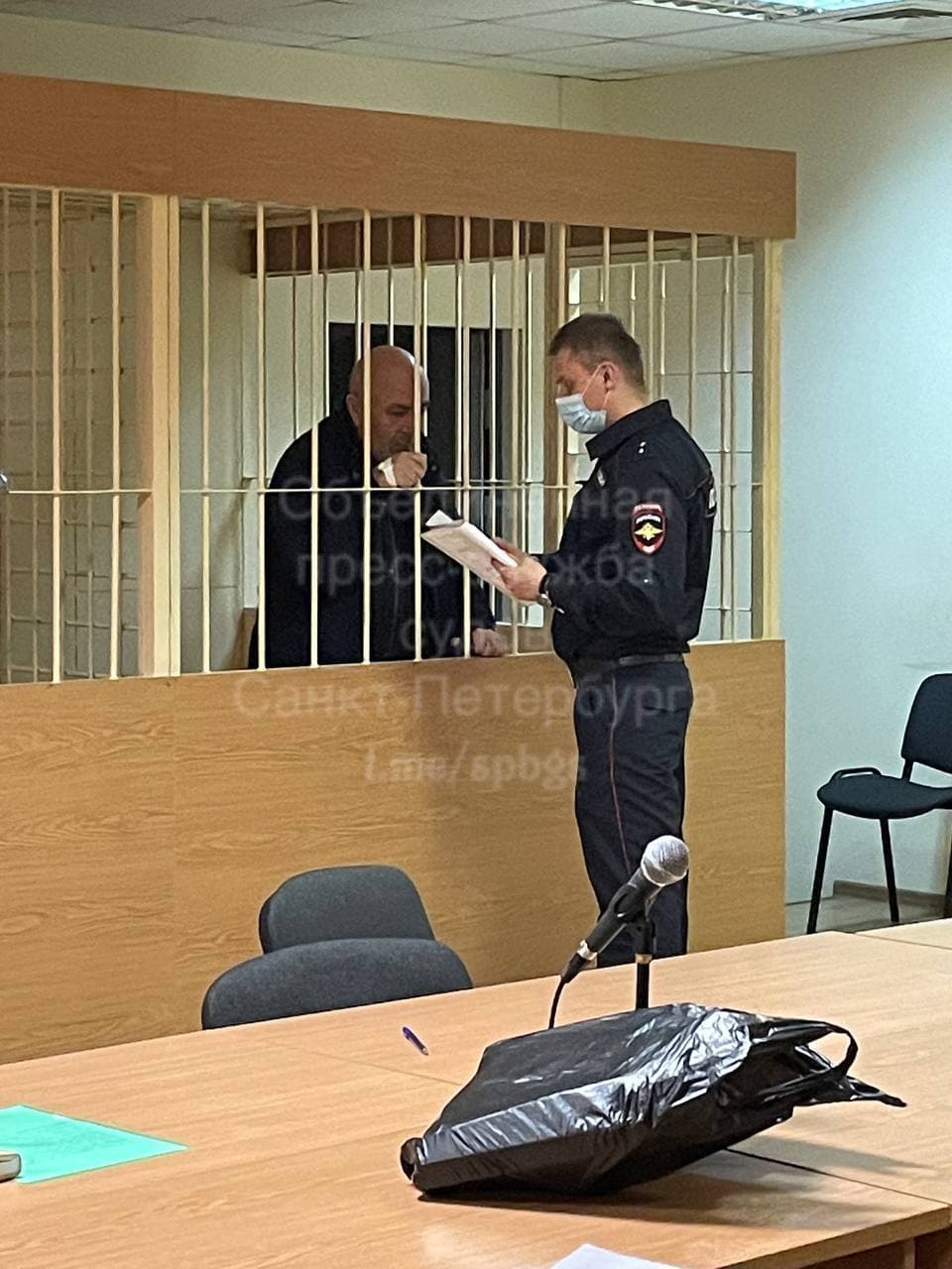 Суд в Петербурге не отпустил кормить семью «опозорившего город» соцтаксиста