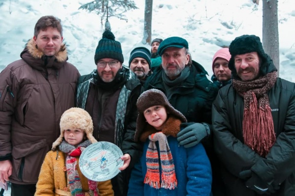 Первый день съемок в Горнозаводске. Режиссер фильма Александр Котт (второй слева) и съемочная команда. Чука и Гека сыграли Андрей Андреев и Юрий Степанов, на фото они в первом ряду Первый день съемок в Горнозаводске. Режиссер фильма Александр Котт (второй слева) и съемочная команда. Чука и Гека сыграли Андрей Андреев и Юрий Степанов, на фото они в первом ряду