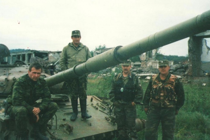 Роман Шадрин (второй справа) участвовал в нескольких военных кампаниях, начиная с первой чеченской войны Роман Шадрин (второй справа) участвовал в нескольких военных кампаниях, начиная с первой чеченской войны