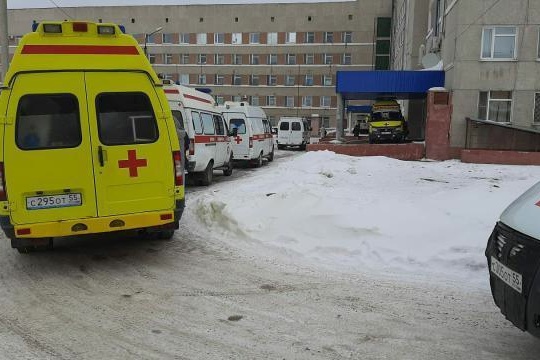 Часть пациентов госпитализировали тут же, без томографии, а часть повезли в другие больницы Часть пациентов госпитализировали тут же, без томографии, а часть повезли в другие больницы