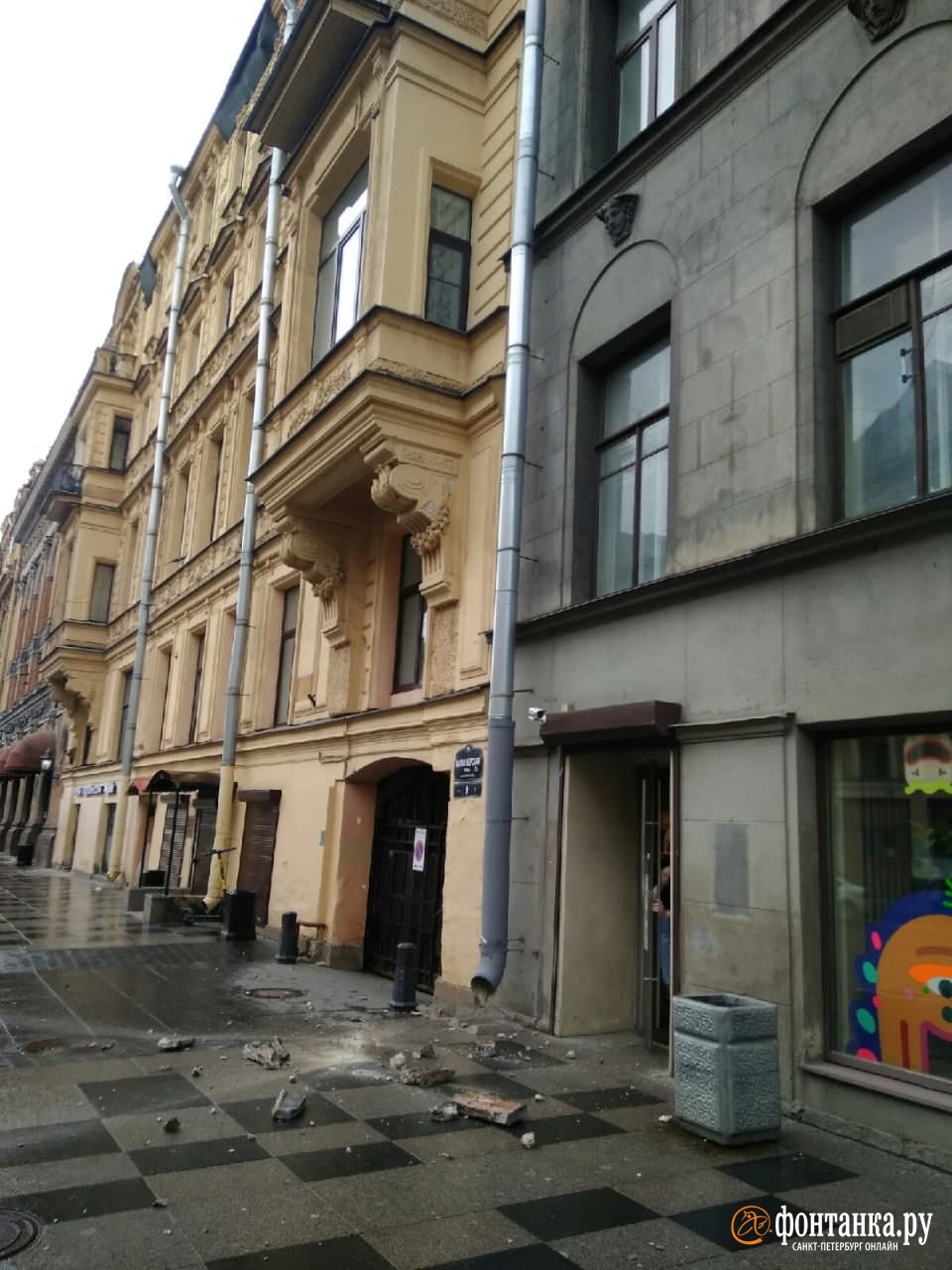 Дореволюционный дом в центре Петербурга посыпался на тротуар. Штукатурку не удержал карниз