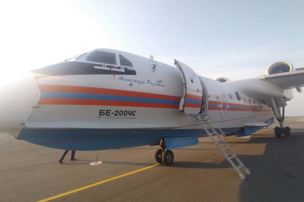 Первыми к тушению пожара привлекли самолет Бе-200 и вертолет Ми-8 Первыми к тушению пожара привлекли самолет Бе-200 и вертолет Ми-8
