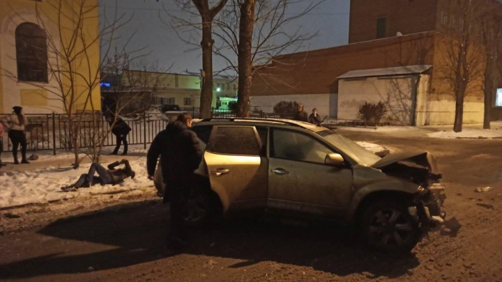«Бабахнул об дерево»: в центре Ярославля разбилась машина. Водитель скрылся, пассажиры в больнице