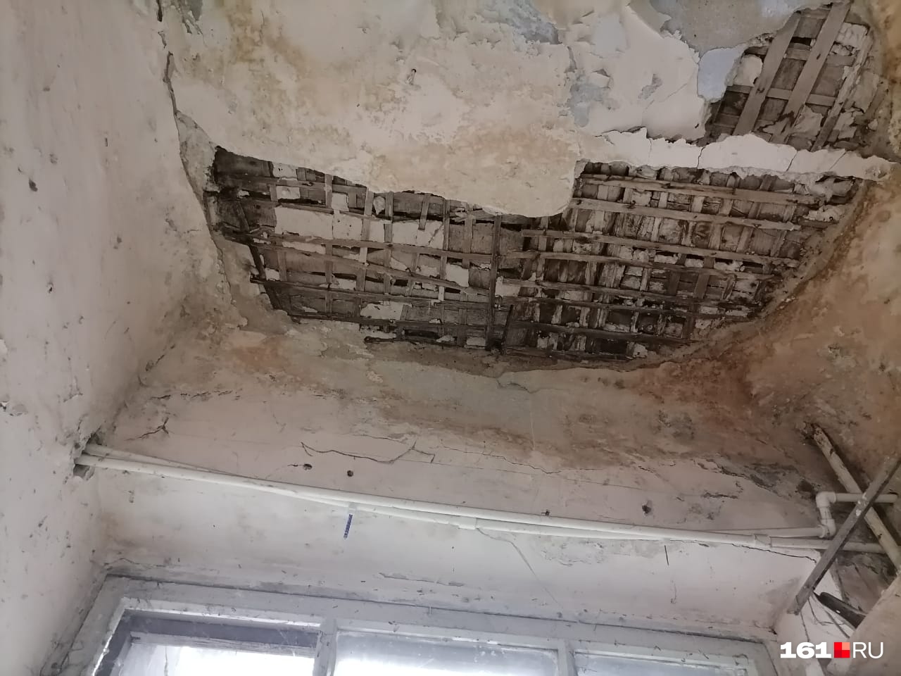 Часть потолка рухнула на кухне и чудом не зацепила жильцов Часть потолка рухнула на кухне и чудом не зацепила жильцов