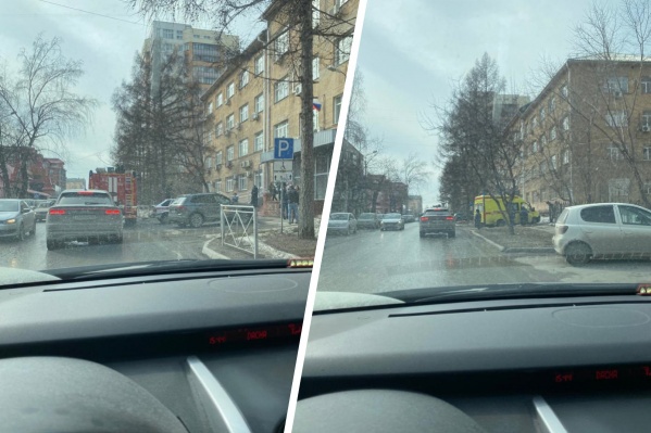 Толпа собралась у Центрального суда Толпа собралась у Центрального суда