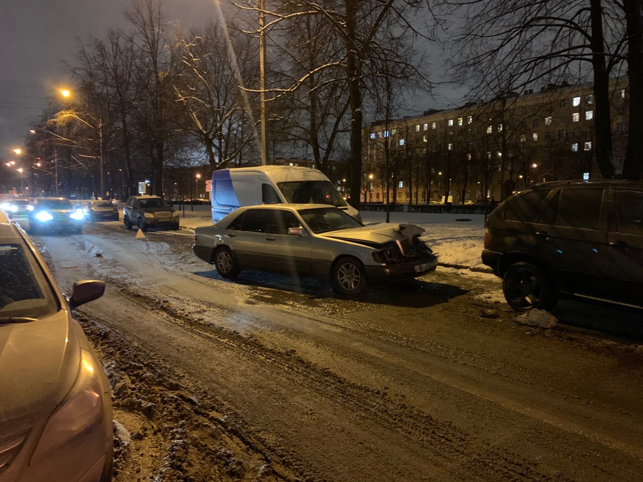 Происшествия спб за сутки. ДТП СПБ В снег. Снегопад. Машина ночью на дороге.