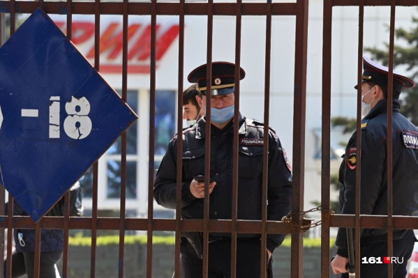 По версии следствия, Исаев с 2000 по 2021 год вместе с другими фигурантами был «организатором незаконной торговли и получил не менее 236 миллионов рублей» По версии следствия, Исаев с 2000 по 2021 год вместе с другими фигурантами был «организатором незаконной торговли и получил не менее 236 миллионов рублей»