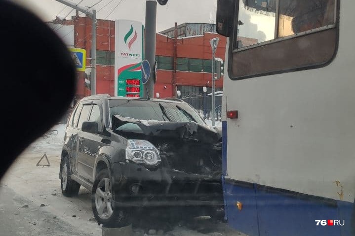 Повреждения у автомобиля значительные Повреждения у автомобиля значительные 