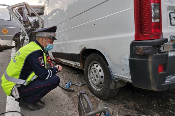В аварии погибли водители обоих фургонов В аварии погибли водители обоих фургонов