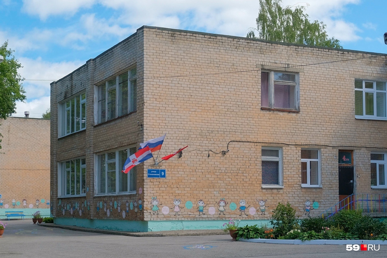 На площадке у садика пусто На площадке у садика пусто