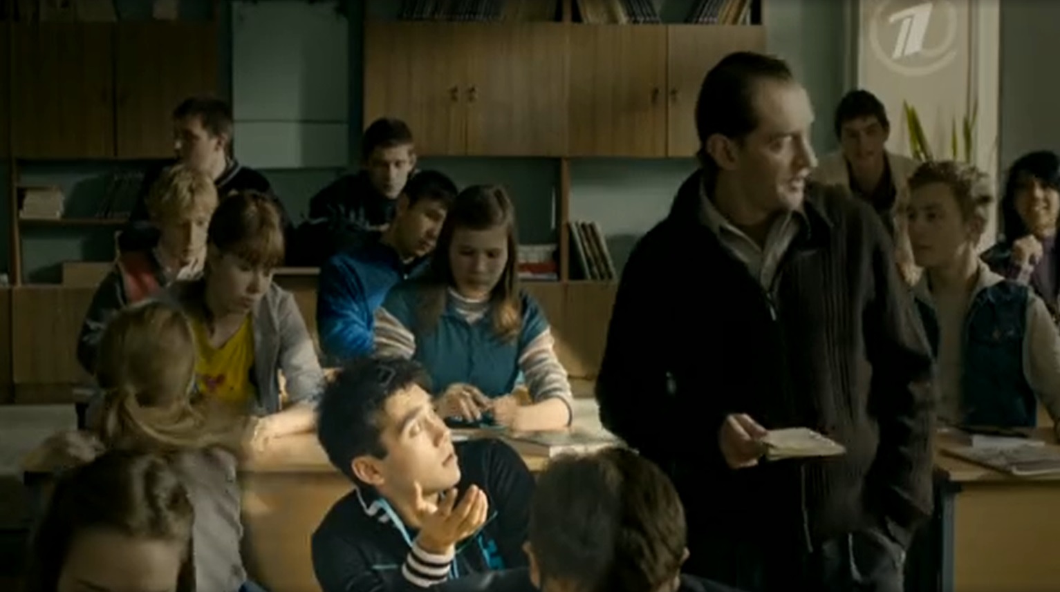 Кадр из фильма «Географ глобус пропил»: герой Александра спорит с учителем