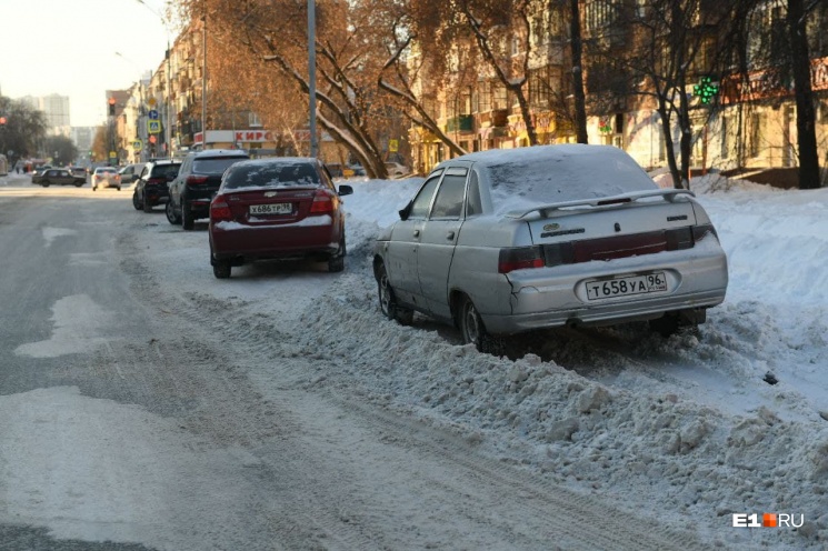 Виноваты водители и погода: в мэрии Екатеринбурга объяснили, почему не успевают убирать снег