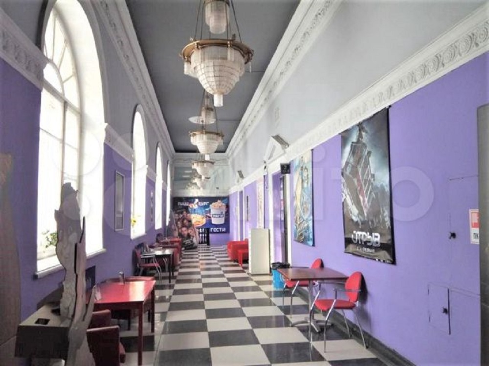 Ресторан или медицинский центр: на Эльмаше продают помещения в здании кинотеатра «Заря»