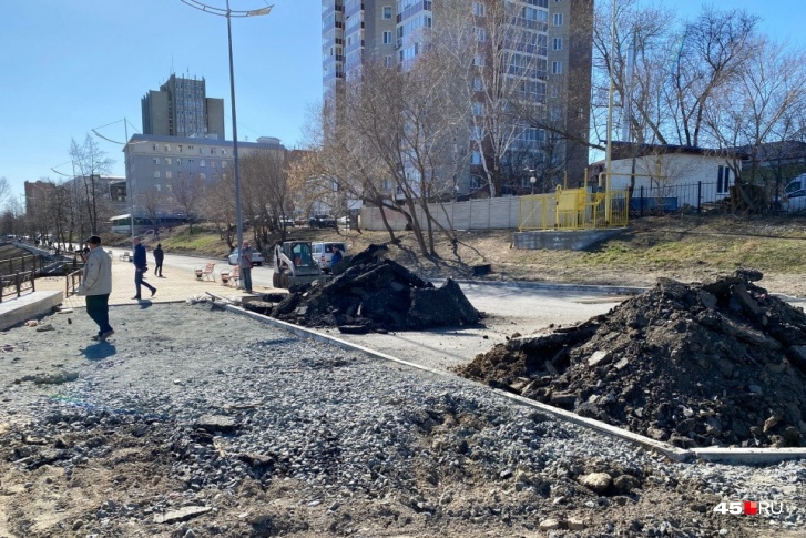 Мэр Андрей Потапов рассказывал, что работы по устранению дефектов ремонта на набережной должны завершить не позднее середины мая