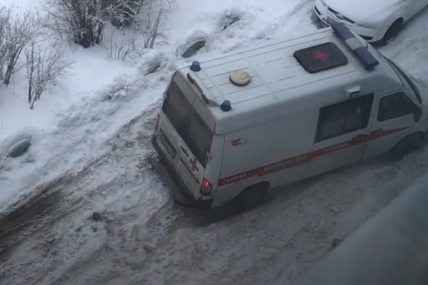 Вытащить автомобиль помогли жители дома, возле которого он застрял Вытащить автомобиль помогли жители дома, возле которого он застрял