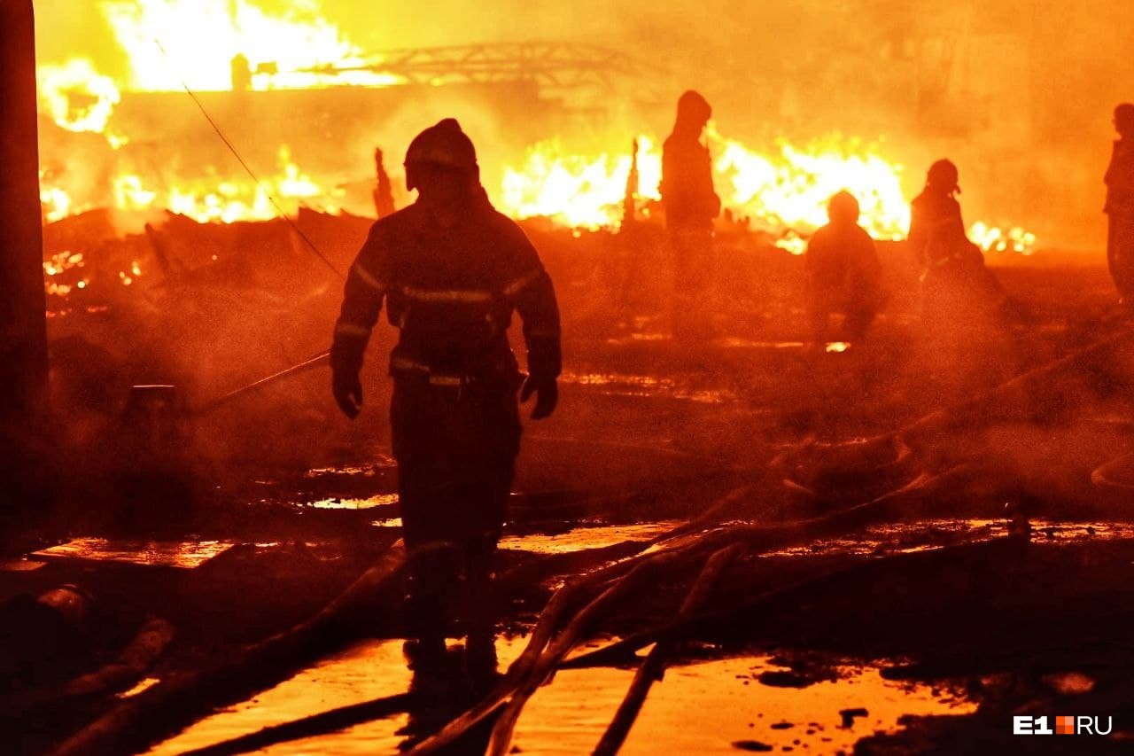 «Воды нет, срочно давление поднимите!» 30 жутких кадров с мощного пожара в Екатеринбурге