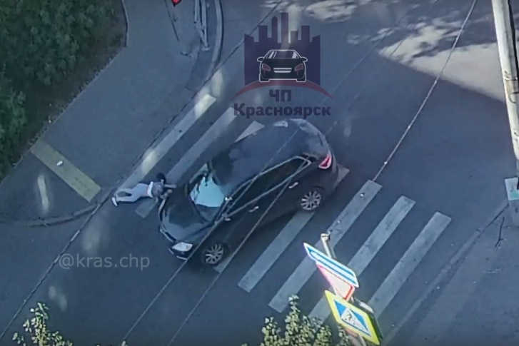 За телефонным разговором девушка не заметила, что ей горит красный свет За телефонным разговором девушка не заметила, что ей горит красный свет