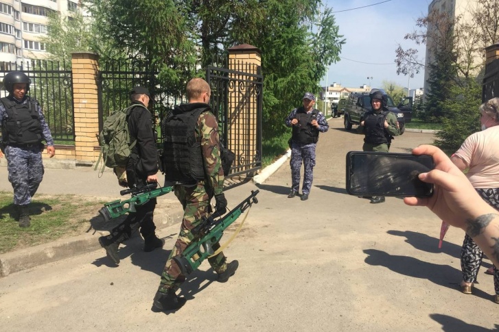 После трагедии в Казани руководители многих регионов отрапортовали об усилении мер безопасности в учебных учреждениях 