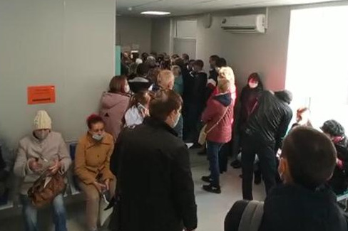 Очередь в больнице <nobr class="_">№ 15</nobr> Красноармейского района Очередь в больнице <nobr class="_">№ 15</nobr> Красноармейского района