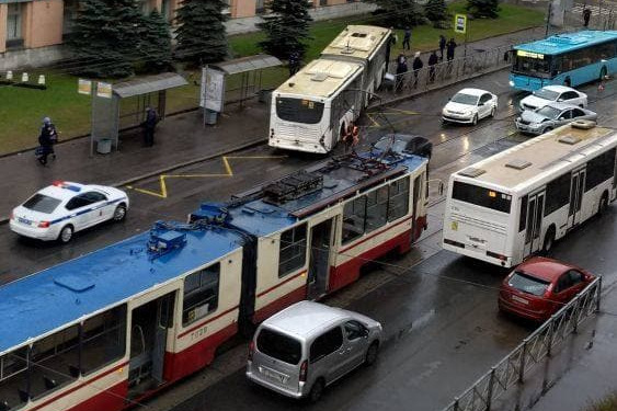 Водителю автобуса в Петербурге стало плохо за рулём. «Гармошка» вылетела на остановку