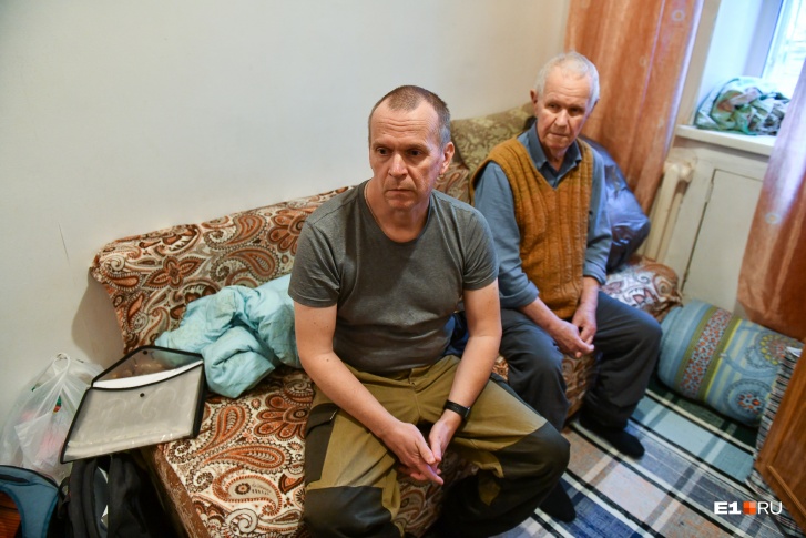Водителя троллейбуса Сергея мошенники лишили даже квартиры. Для него и его 84-летнего отца это было единственное жилье.