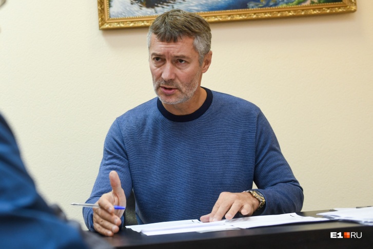 По данным экс-мэра, с 11 по 16 октября в Екатеринбурге два человека насмерть отравились суррогатом По данным экс-мэра, с 11 по 16 октября в Екатеринбурге два человека насмерть отравились суррогатом