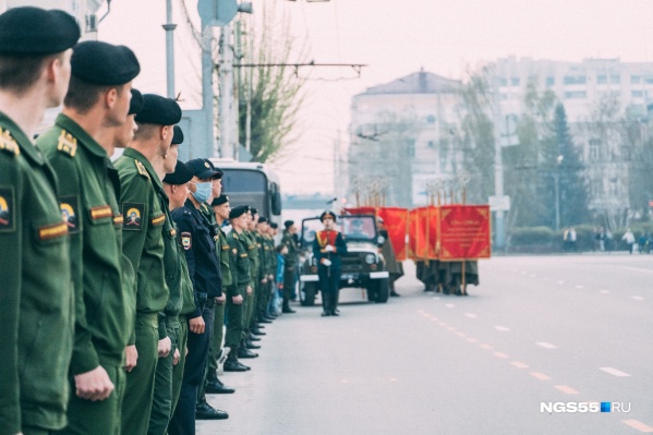 Равнение на штандарты! Равнение на штандарты!