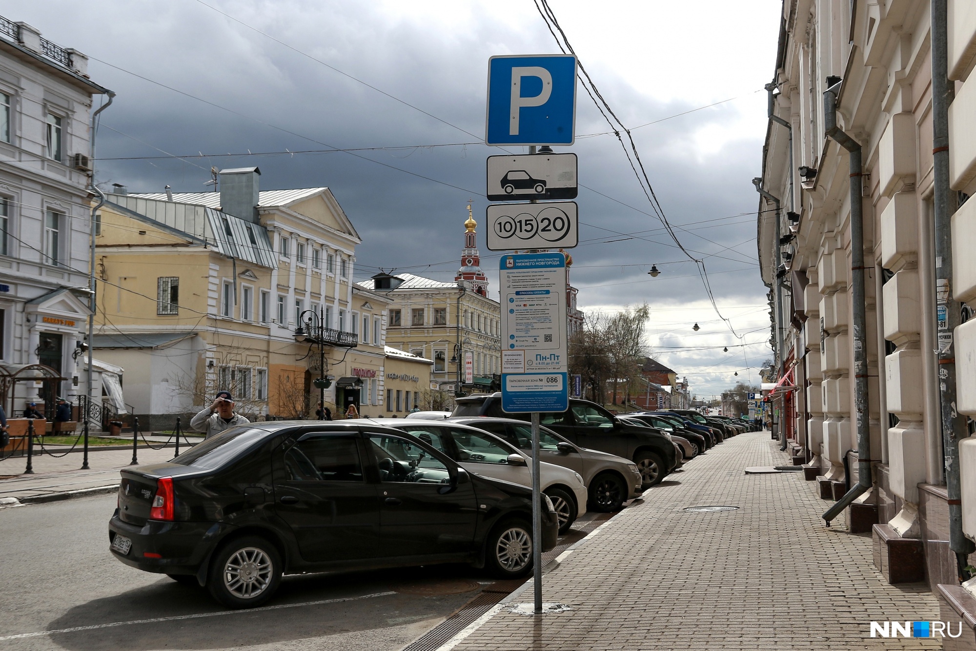 Парковка на Рождественской снова стала платной. Как оплатить и можно ли оставлять каршеринг?