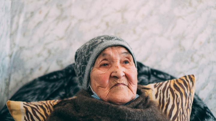 «Мама ему всё простила»: история 97-летней женщины, которую сын запер в квартире на шесть дней