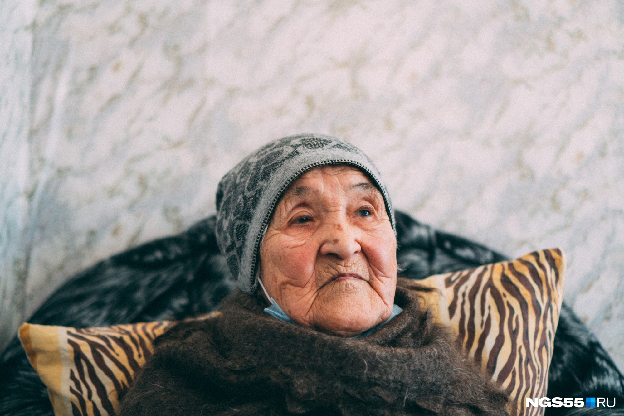 «Мама ему всё простила»: история 97-летней женщины, которую сын запер в квартире на 6 дней