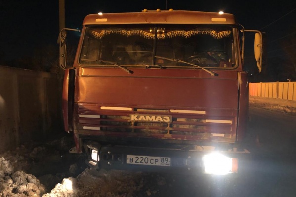 У КАМАЗа небольшие повреждения У КАМАЗа небольшие повреждения
