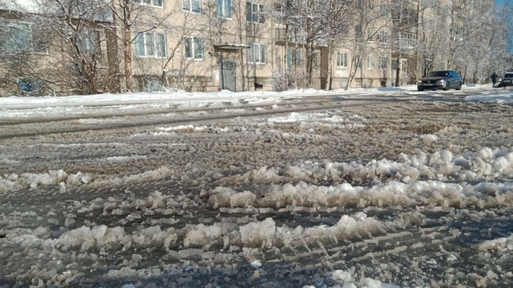 «Для коммунальщиков зима опять пришла внезапно»: жители Архангельска жалуются на нечищеные дороги