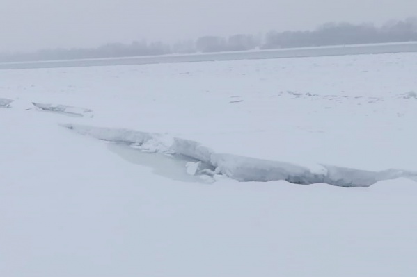 Поток воды повредит кромку льда, поэтому ходить по реке станет опасно Поток воды повредит кромку льда, поэтому ходить по реке станет опасно