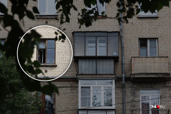 Девочка могла упасть из этого окна на четвертом этаже Девочка могла упасть из этого окна на четвертом этаже