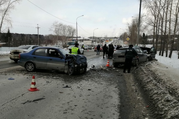 Движение в районе ДТП временно ограничено Движение в районе ДТП временно ограничено
