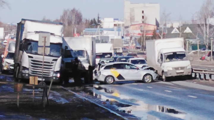 Такси поперек дороги: улица Ларина застыла в пробке
