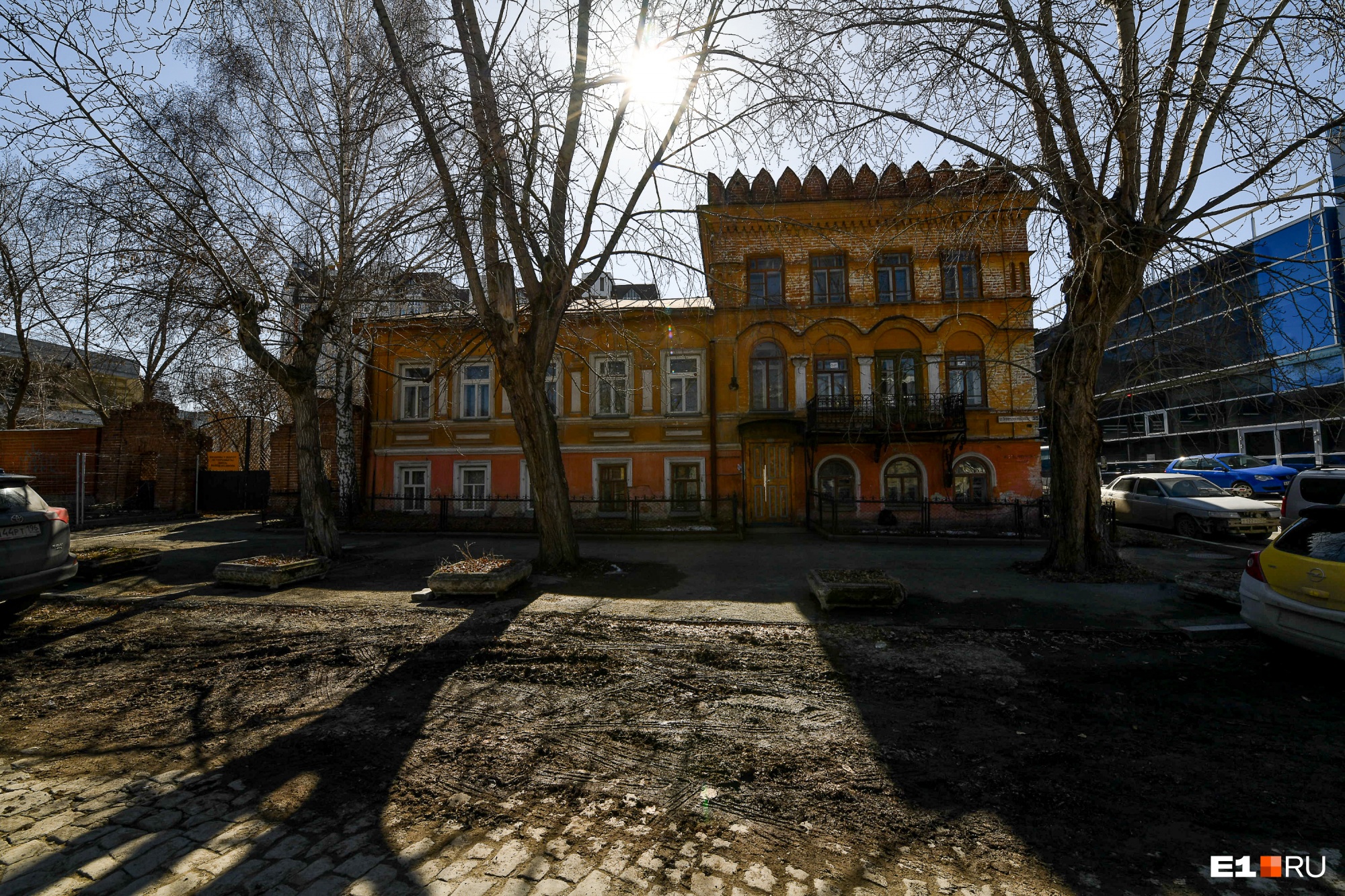 Заброшенный Екатеринбург. История усадьбы с мусульманской «короной», где жильцы находили клады