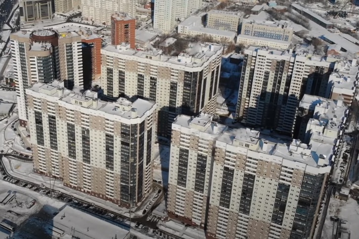 Новостройки стоят очень плотно друг к другу Новостройки стоят очень плотно друг к другу