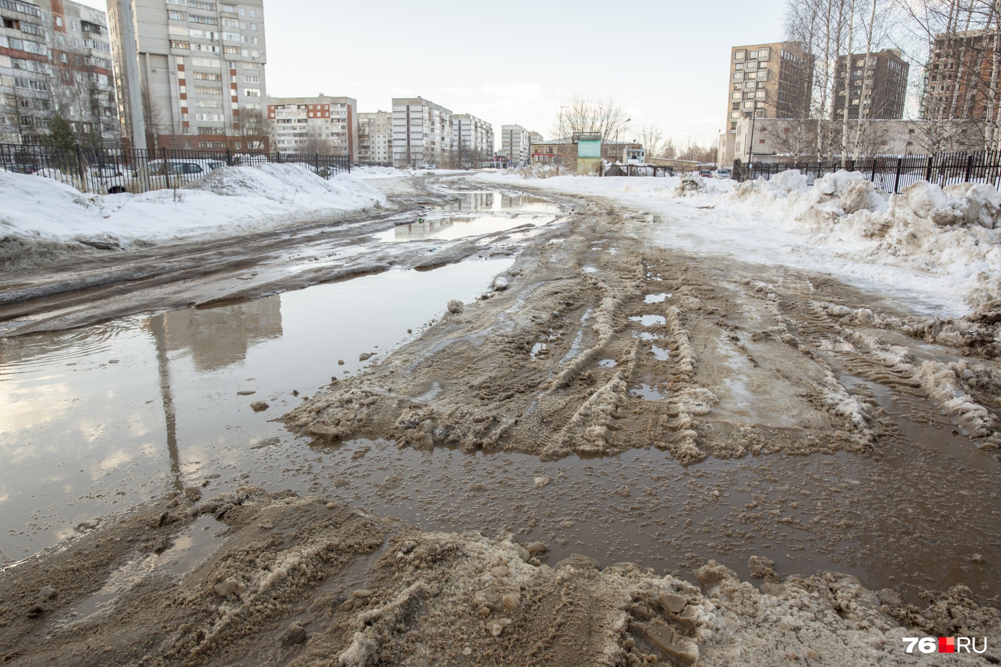 Лужу, в которую провалилась машина, прогрейдировали. Но лучше не стало Лужу, в которую провалилась машина, прогрейдировали. Но лучше не стало