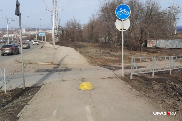 На этом месте днями ранее красовалось ограждение На этом месте днями ранее красовалось ограждение