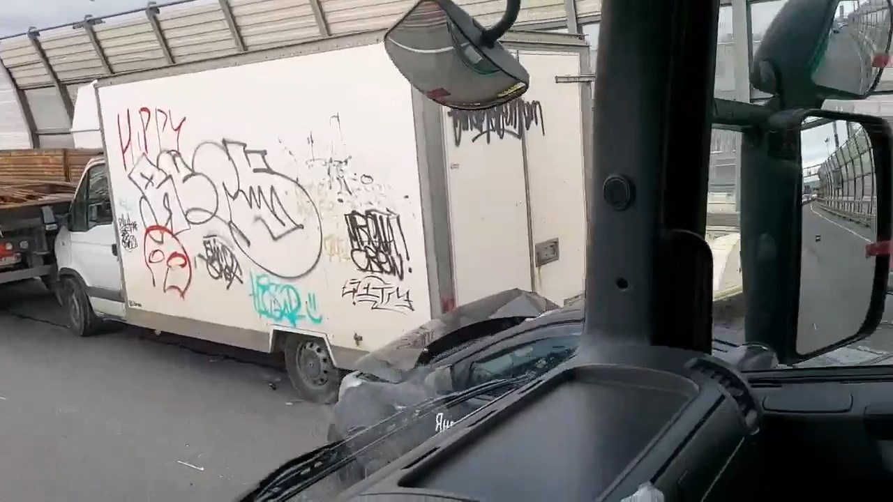 Скриншот видео из группы <a href="https://vk.com/wall-68471405_15636916" class="io-leave-page _" target="_blank">«ДТП и ЧП | Санкт-Петербург»</a>