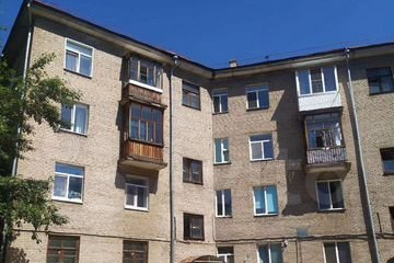 Этот дом располагается в центре Черниковки. В нем продается трехкомнатная квартира за 3,2 миллиона рублей Этот дом располагается в центре Черниковки. В нем продается трехкомнатная квартира за 3,2 миллиона рублей