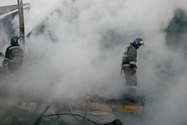 Ликвидировать возгорание удалось в четвертом часу утра. Пламя уничтожило дом практически полностью Ликвидировать возгорание удалось в четвертом часу утра. Пламя уничтожило дом практически полностью