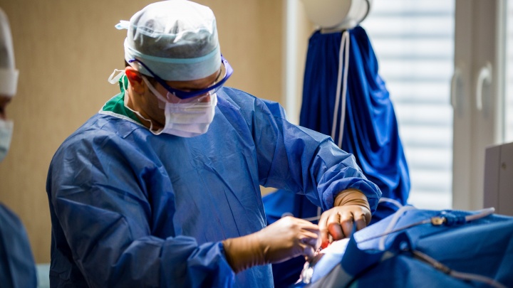 В Кузбассе хирурги стали вживлять подкожные дефибрилляторы. Это помогает пациентам с проблемами сердца