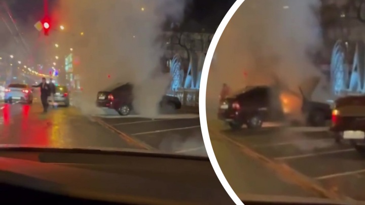 В центре Екатеринбурга загорелся автомобиль. Видео
