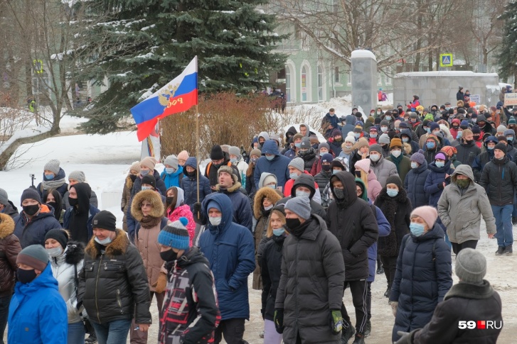 Участники второй акции в поддержку Навального на Тихом Компросе 